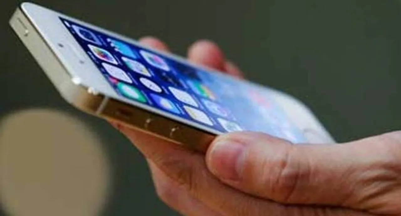 Indians can't do without mobile devices while travelling: Study