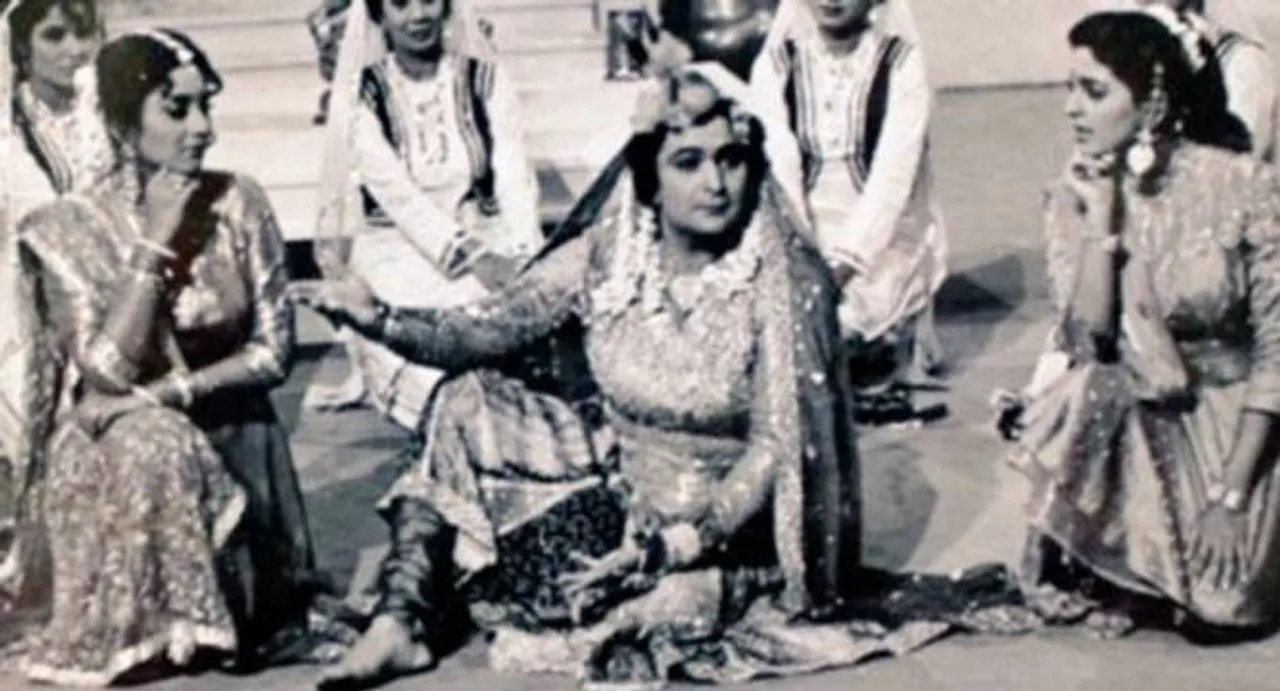 Rishi Kapoor's delight for you: A picture of him in â€˜muejrewaliâ€™ dress