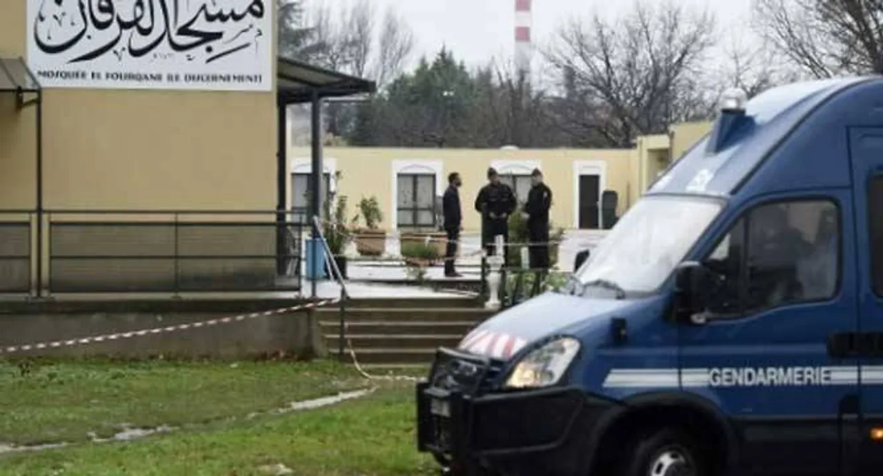 France jails man caught with photo of Paris suspect, weapons