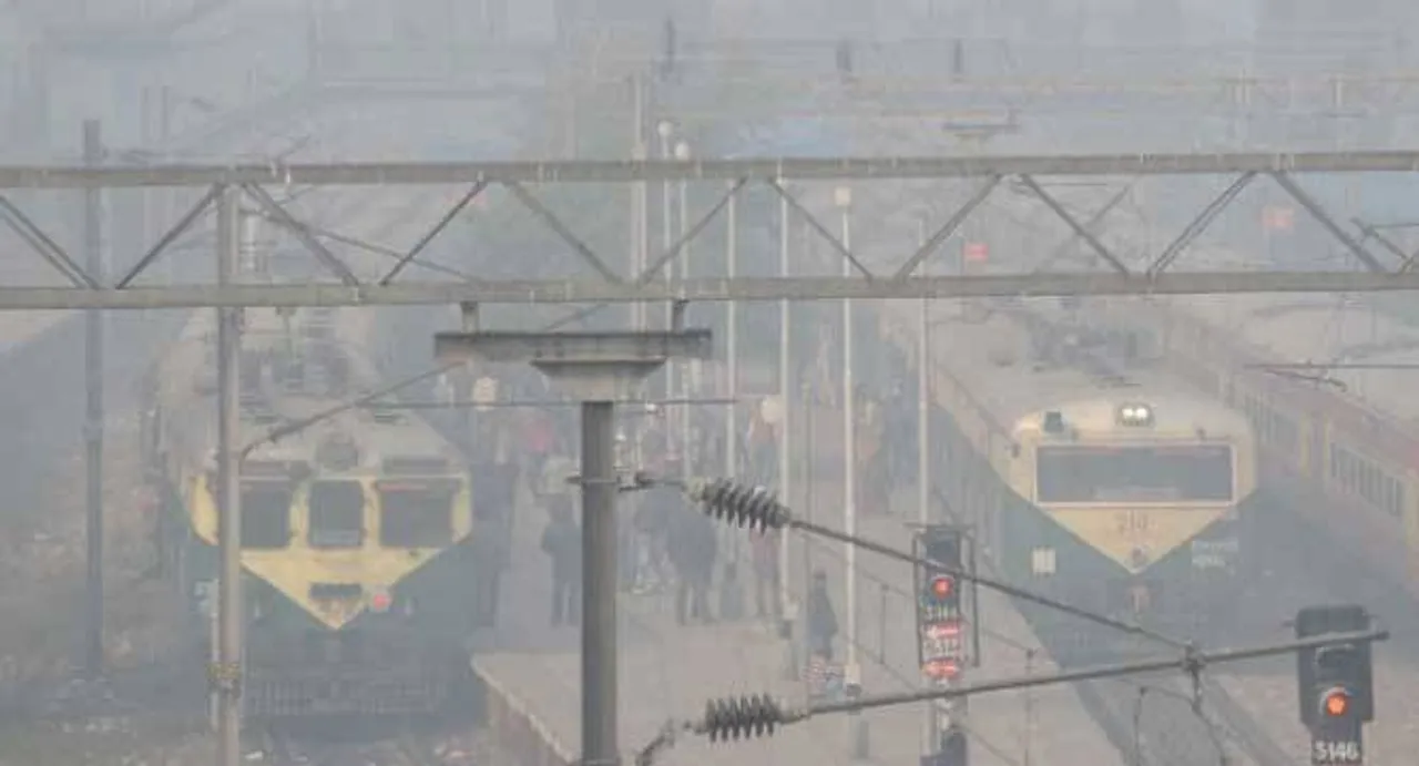 Fog envelops Delhi, train services disrupted