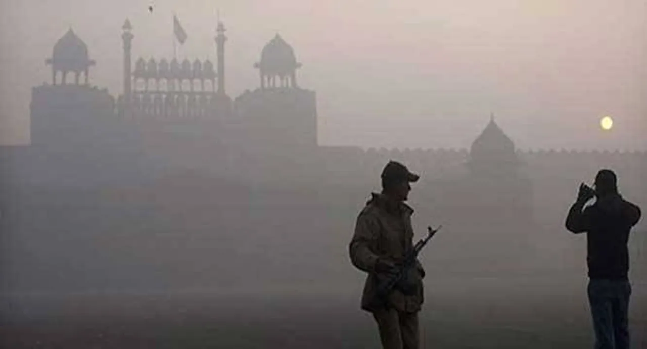 Foggy morning in Delhi, minimum temperature dips
