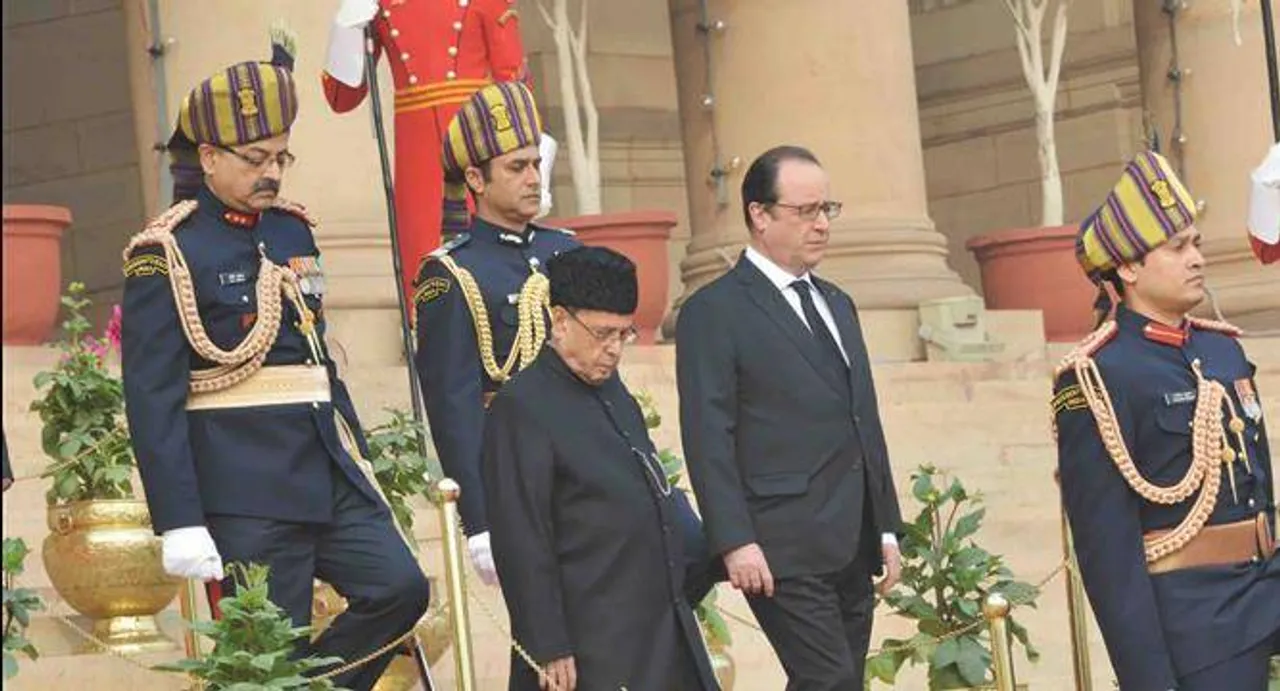 President hosts At Home on R-day, Hollande present