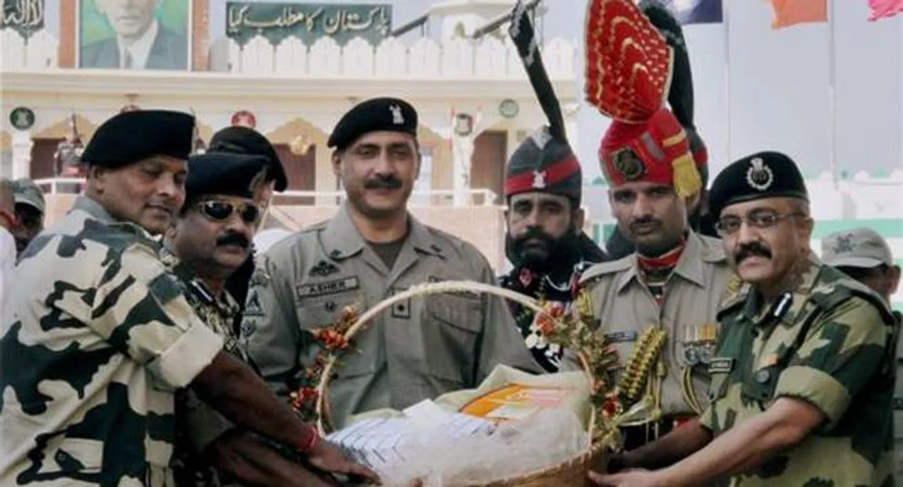 Troops of India, Pak exchange sweets on LoC, International Border 