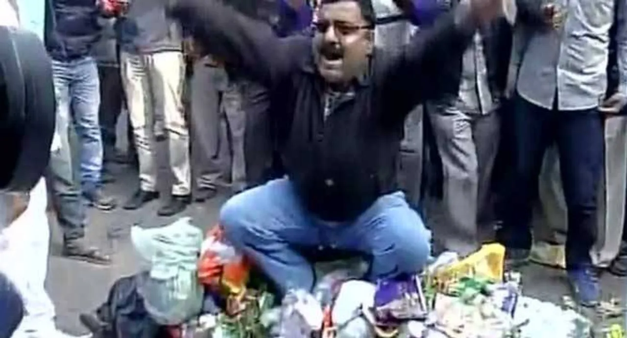 Sanitation workers protest outside Sisodia's residence
