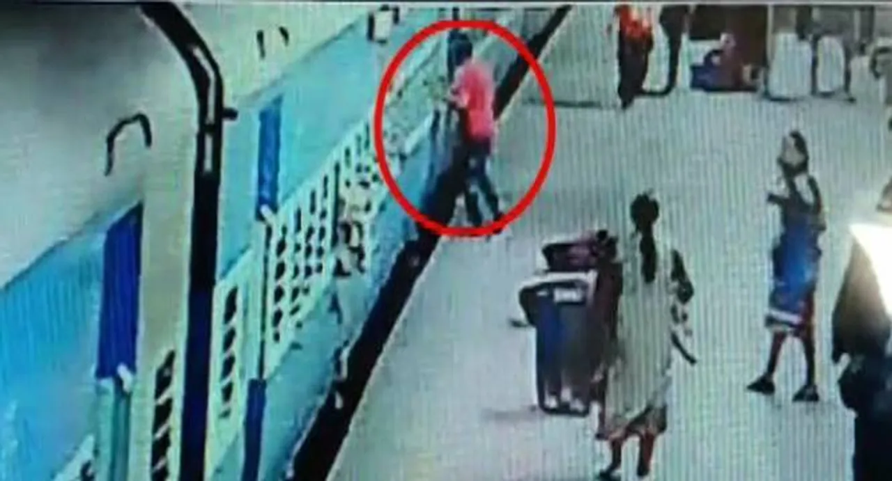 Shocking video: Woman dies while getting off moving train in Mumbai