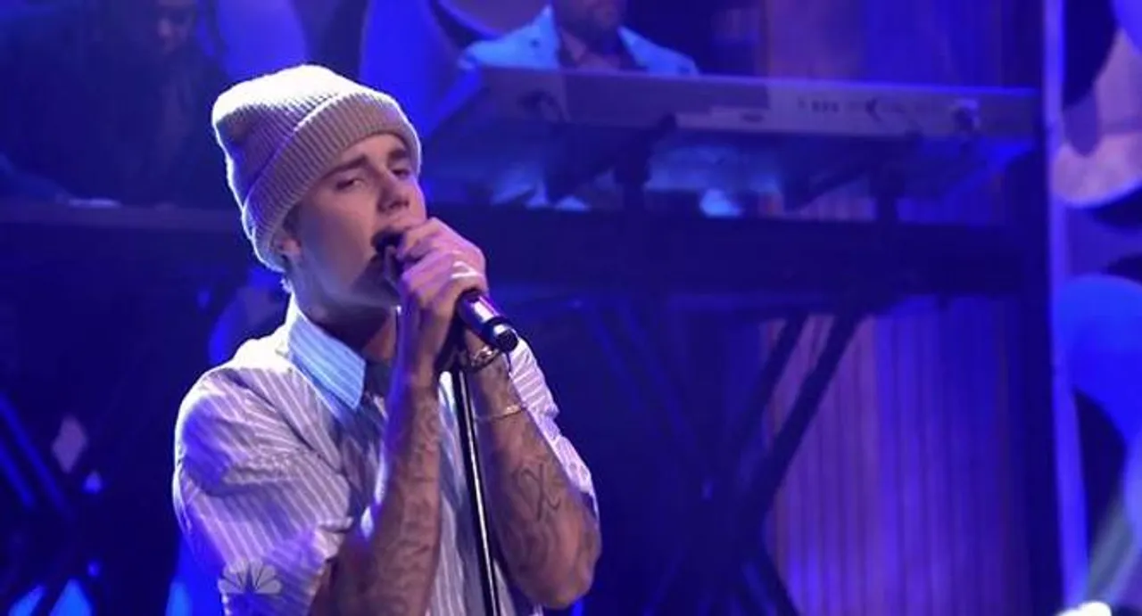 Justin Bieber helps injured old woman
