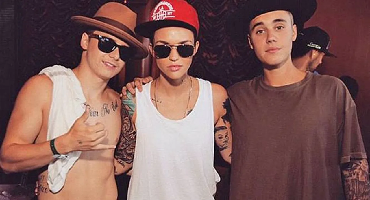 Justin Bieber surprises fans with impromptu performance 