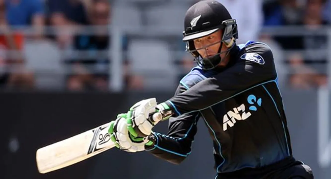 Guptill's 90 gets Zealand past 300 against Australia