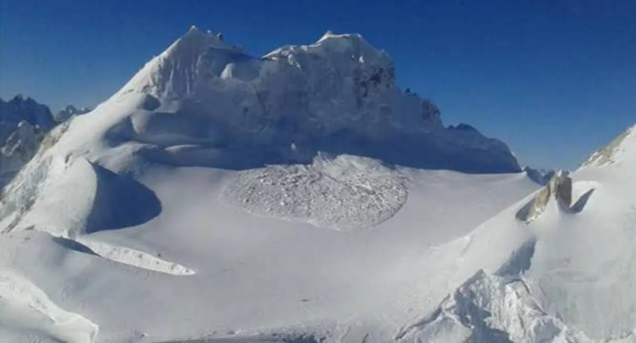 Army says 'very remote chance' of finding 10 soldiers trapped in Siachen