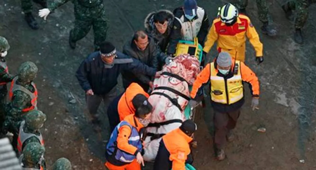 Rescuers in Taiwan pull out survivors from quake rubble