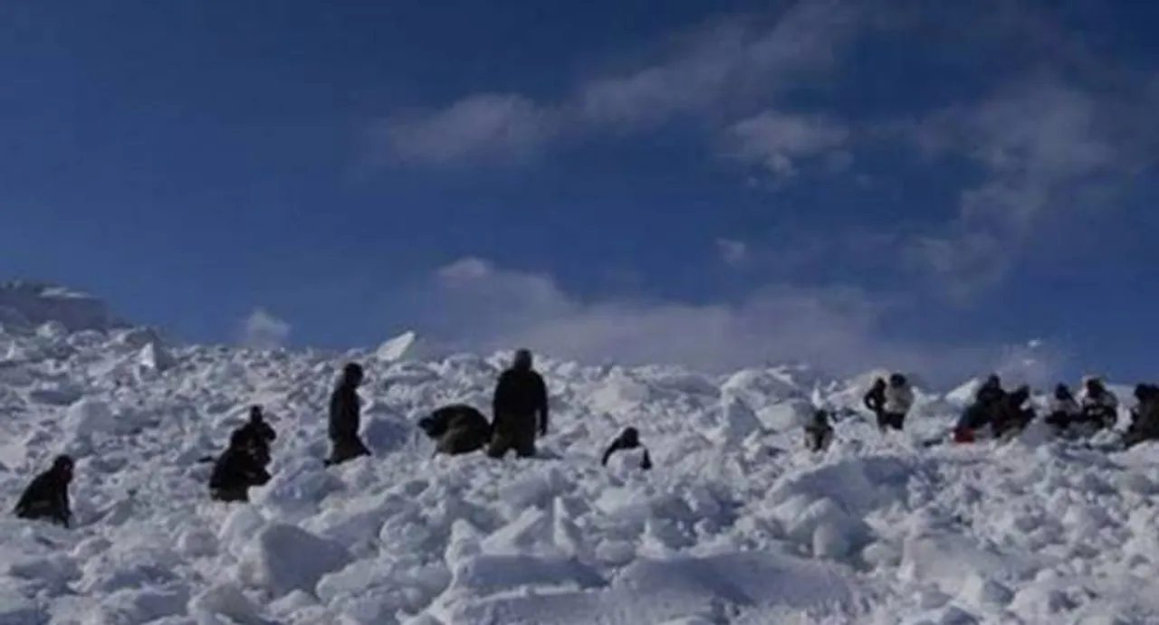 Body of one of 10 soldiers recovered from Siachen