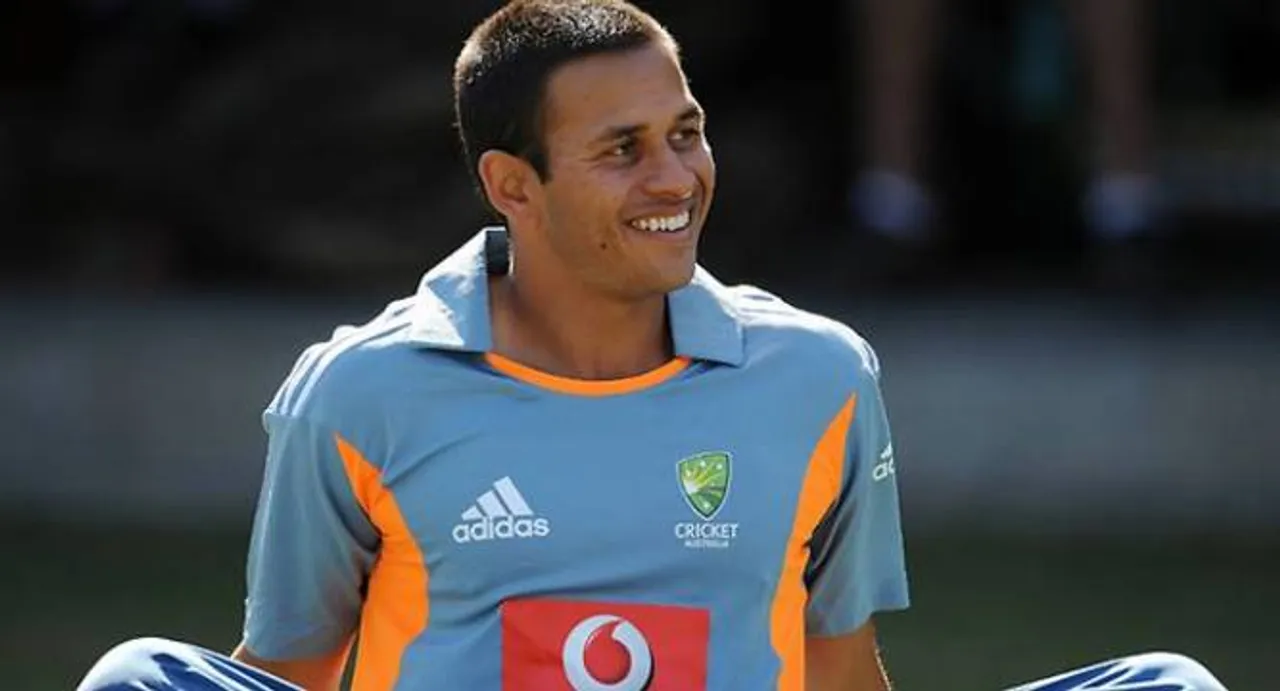 Khawaja caught squeezing Zampa's butt during pre-match national anthem!