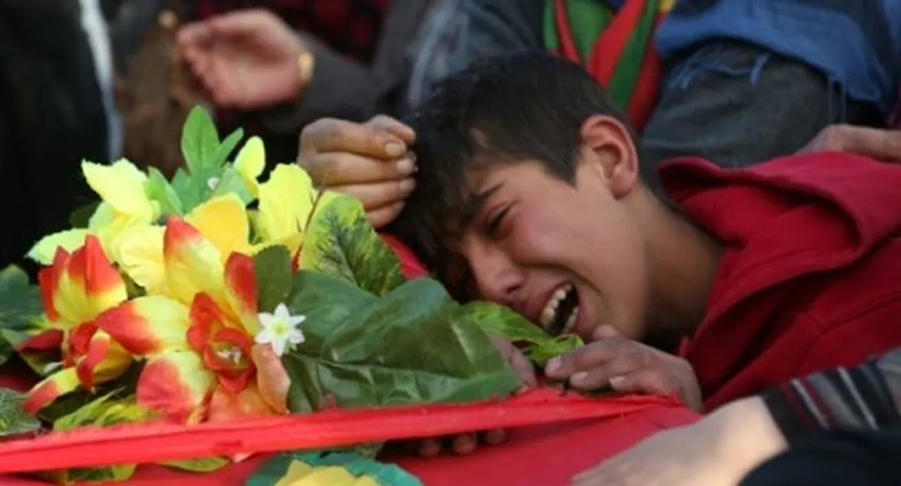 Turkey renews shelling of Syria, warns Kurds