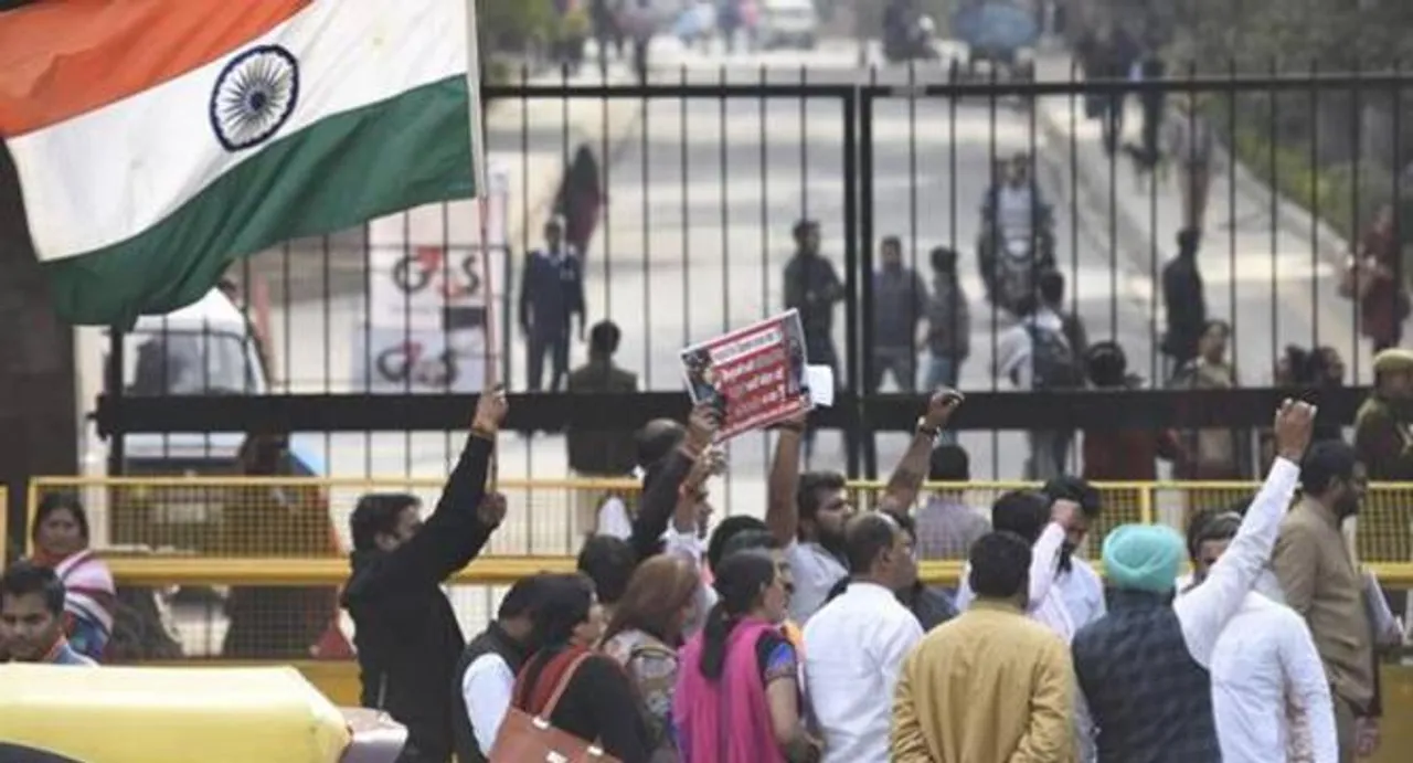 Massive showdown at JNU gate by Hindu outfits; ABVP protests in J&K
