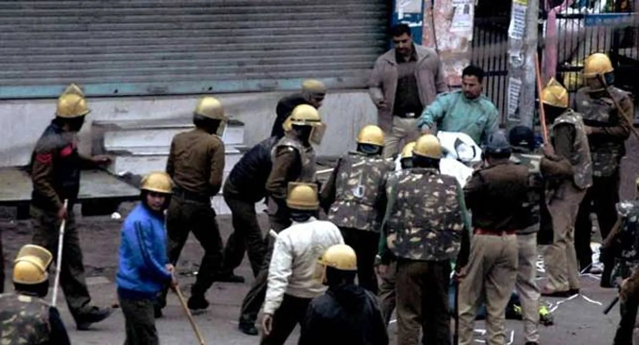 Jat quota stir turns violent, police fire at protesters in Rohtak