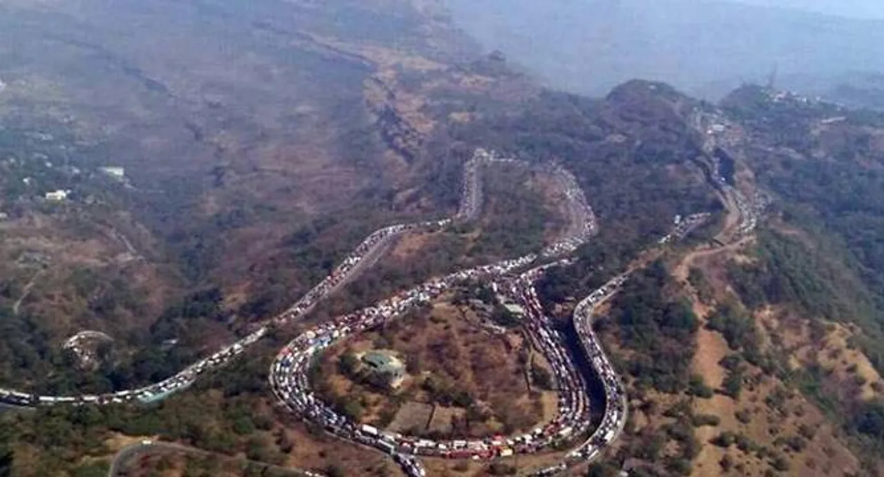 Oil leakage on Mumbai-Pune expressway disrupts traffic
