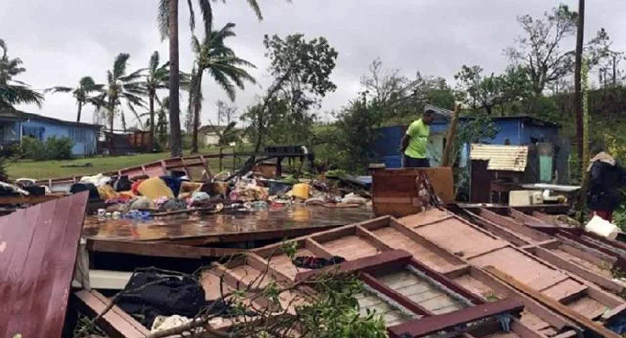 Tourists flee Fiji as cyclone toll hits 17