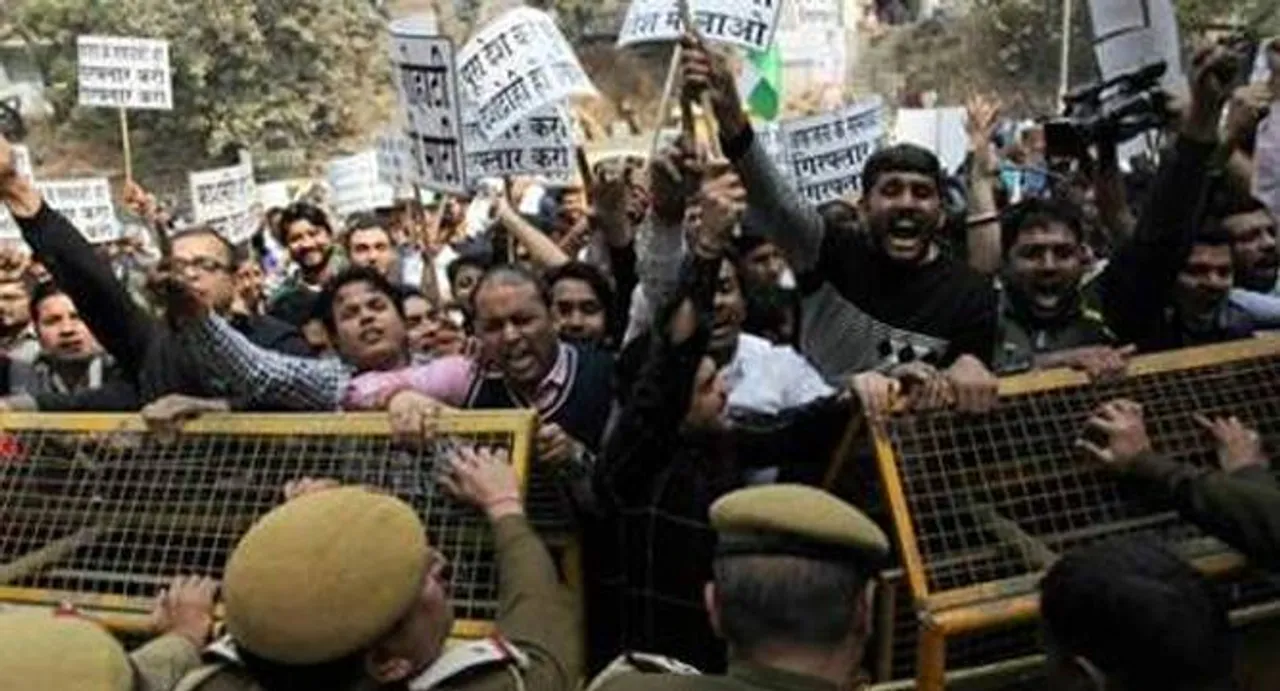 Cops clamp JNU as five absconding students back in campus
