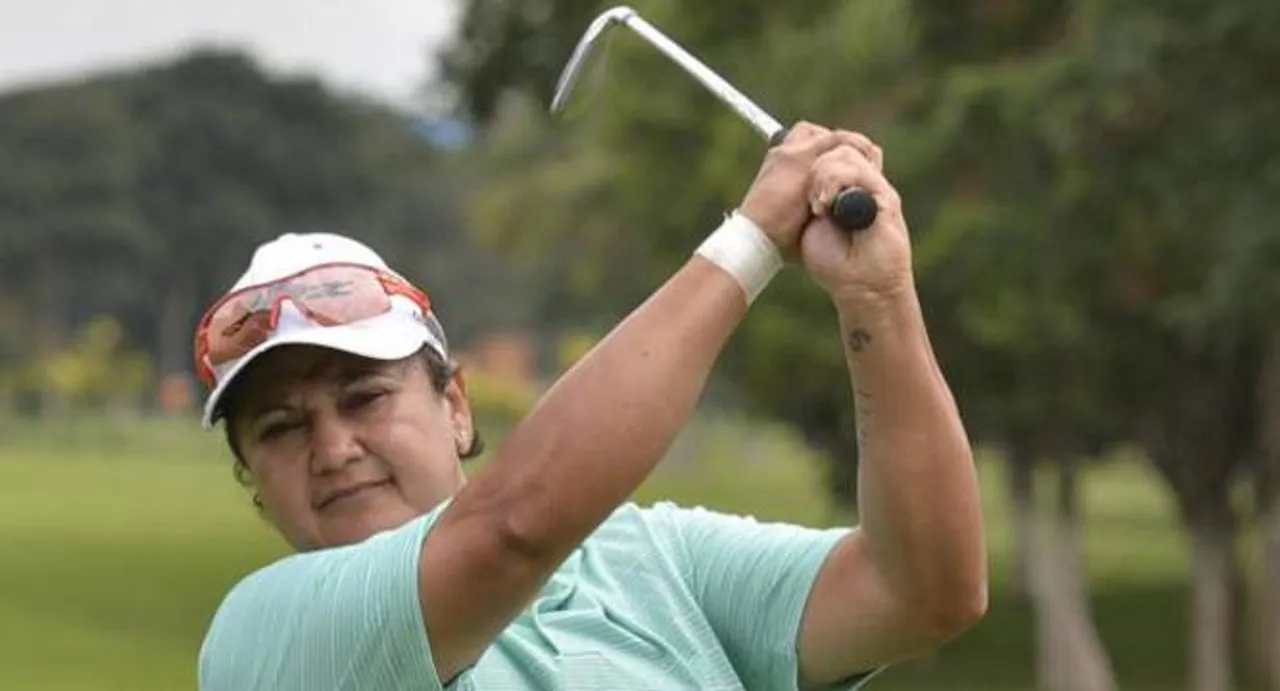 Smriti fires three-under to grab early lead
