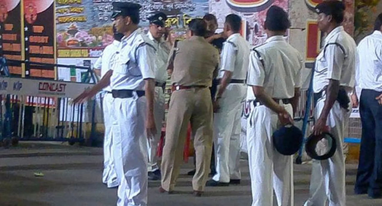 Bengali film on people hanging around traffic signals