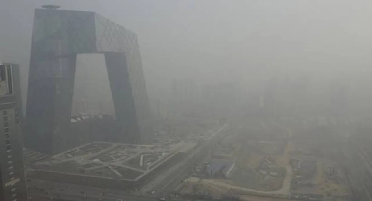 Chinese legislators mull 'smog tax' as haze envelopes Beijing
