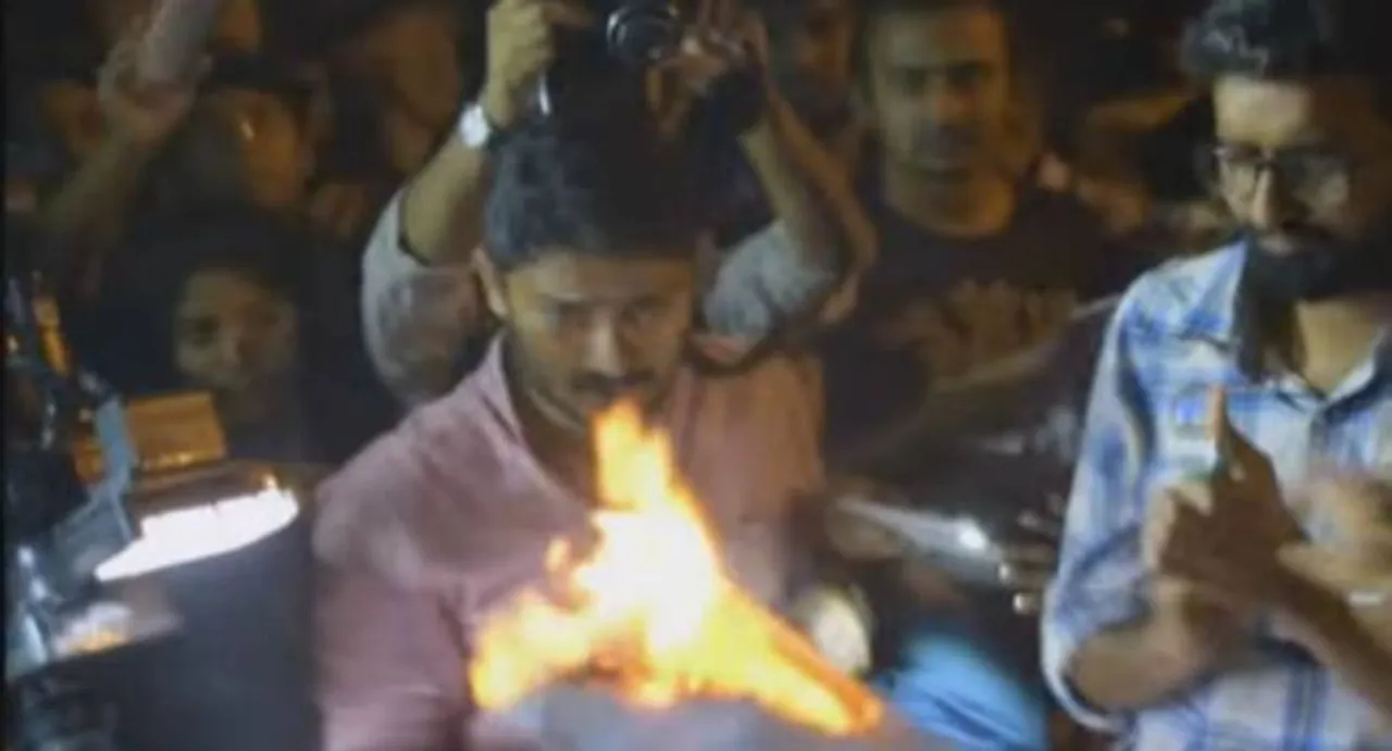 ABVP rebels burn 'Manusmriti' despite varsity denying nod