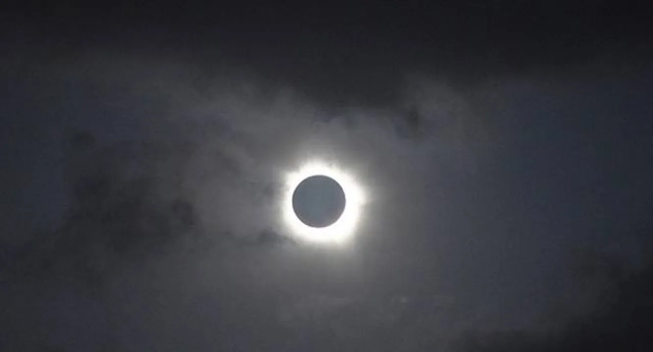 Total solar eclipse sweeps Indonesian skies