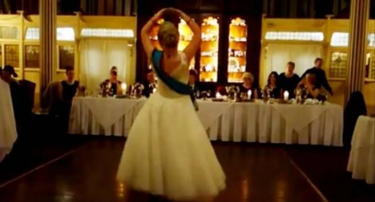 This UK couple dances to London Thumakda on reception