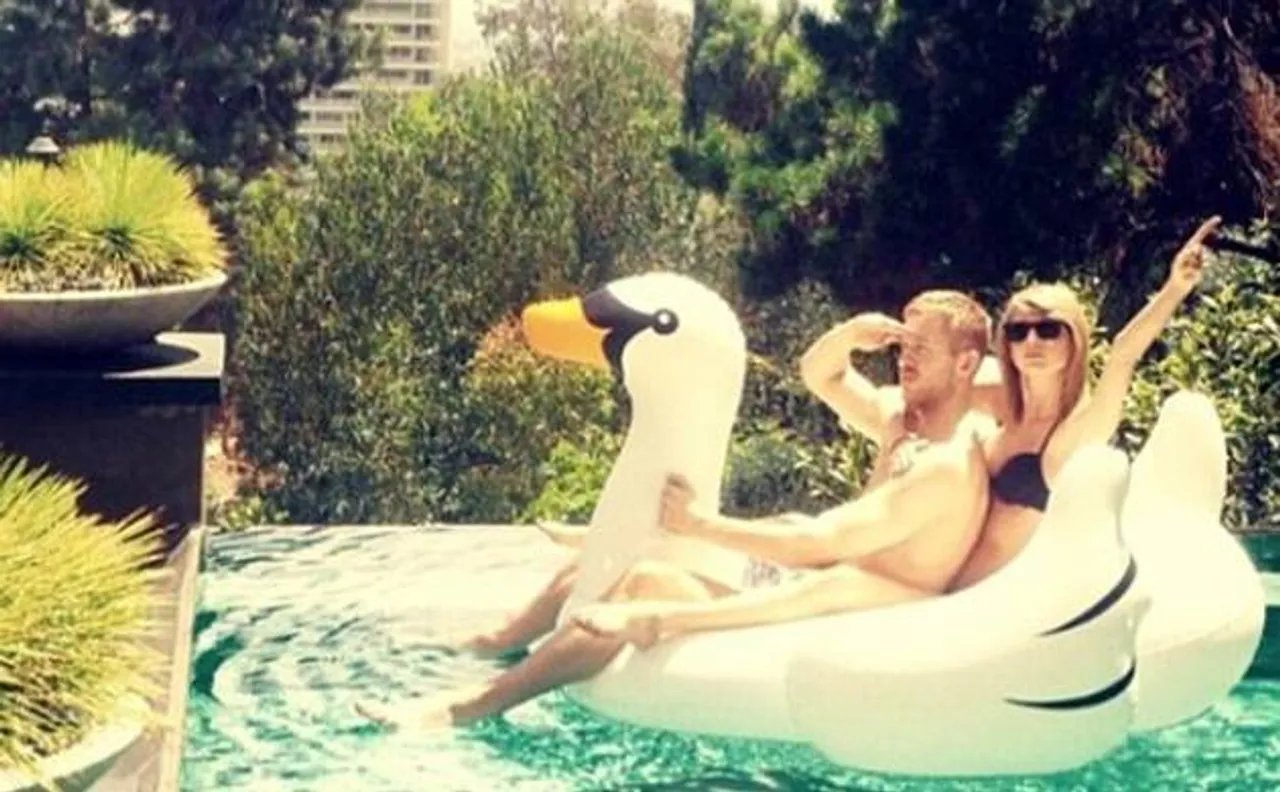 Taylor Swift, Calvin Harris share loved-up vacation pictures