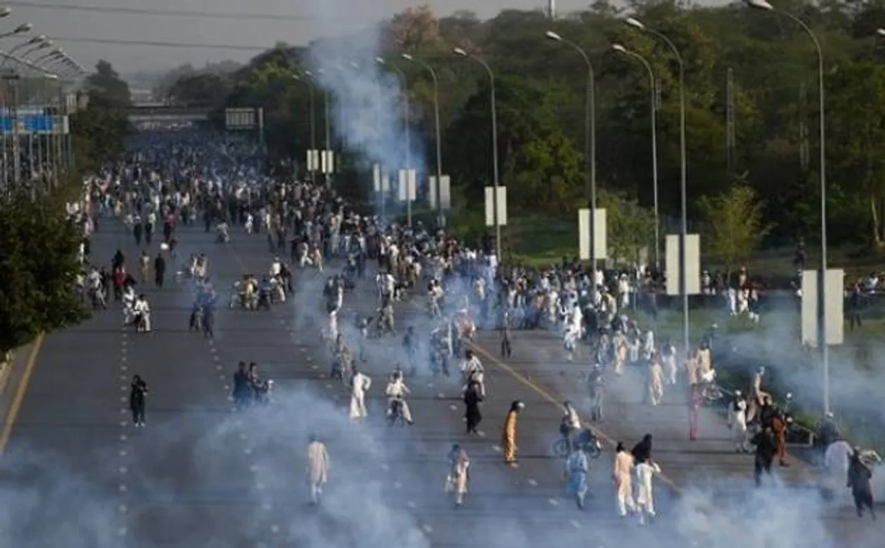 Pak police clash with supporters of executed Islamist assassin