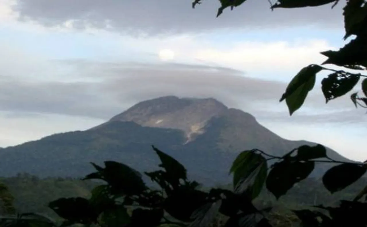 Philippine mountain fire forces hundreds to flee