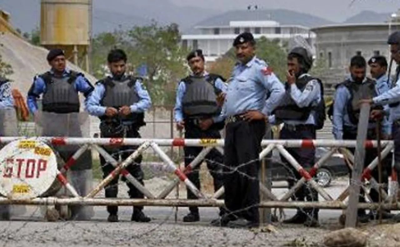 Qadri's supporters hold Islamabad's 'red zone' under siege