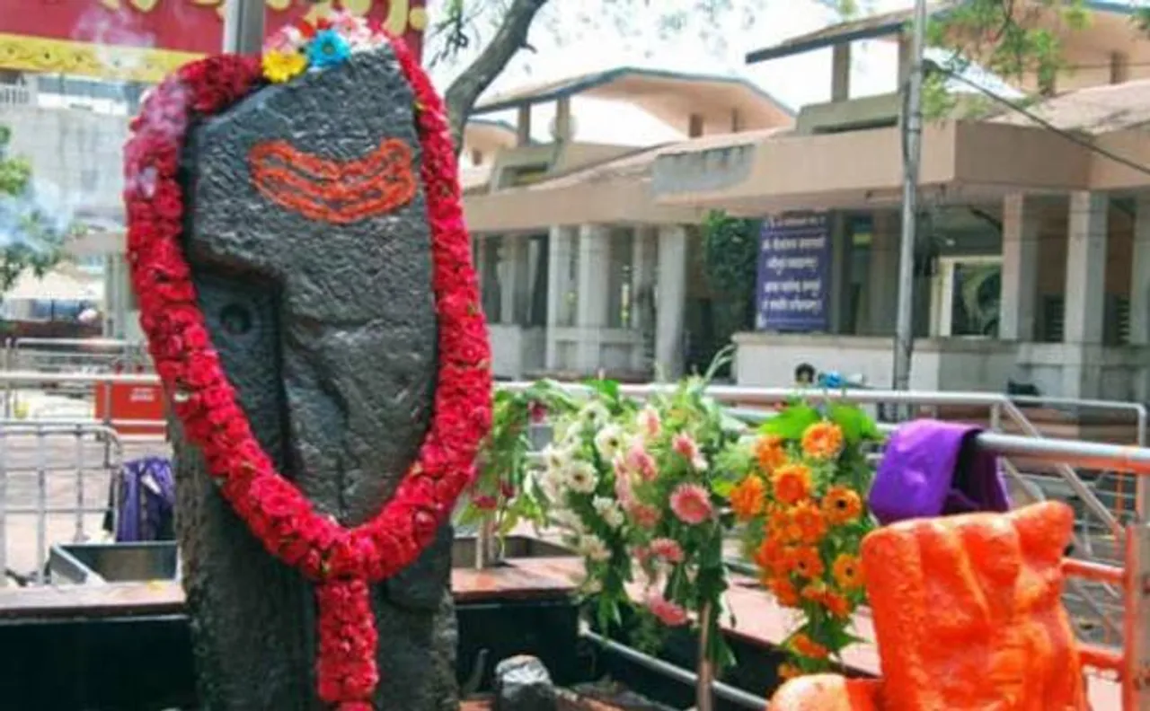 If men are allowed in place of worship, allow women also: HC