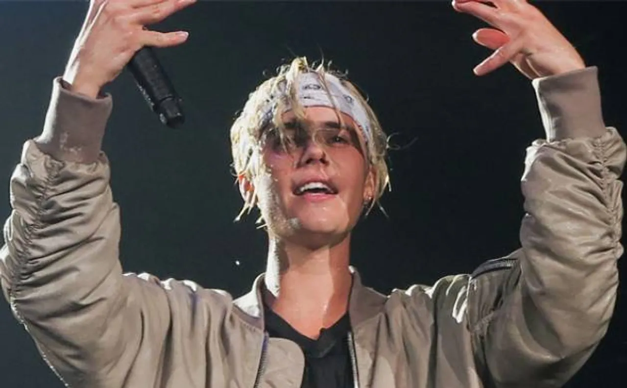 Justin Bieber poses topless in middle of street