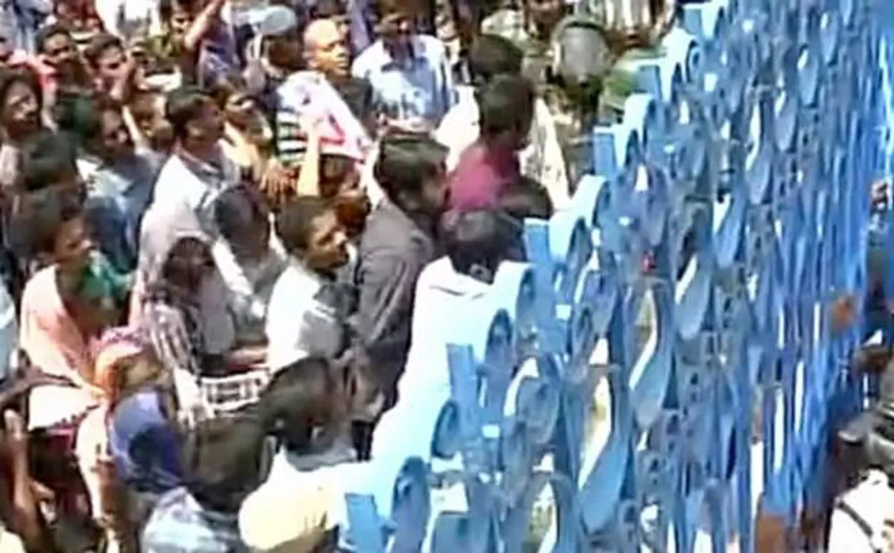 Rohith Vemula death: Protests rock Hyderabad University again, students break open gates