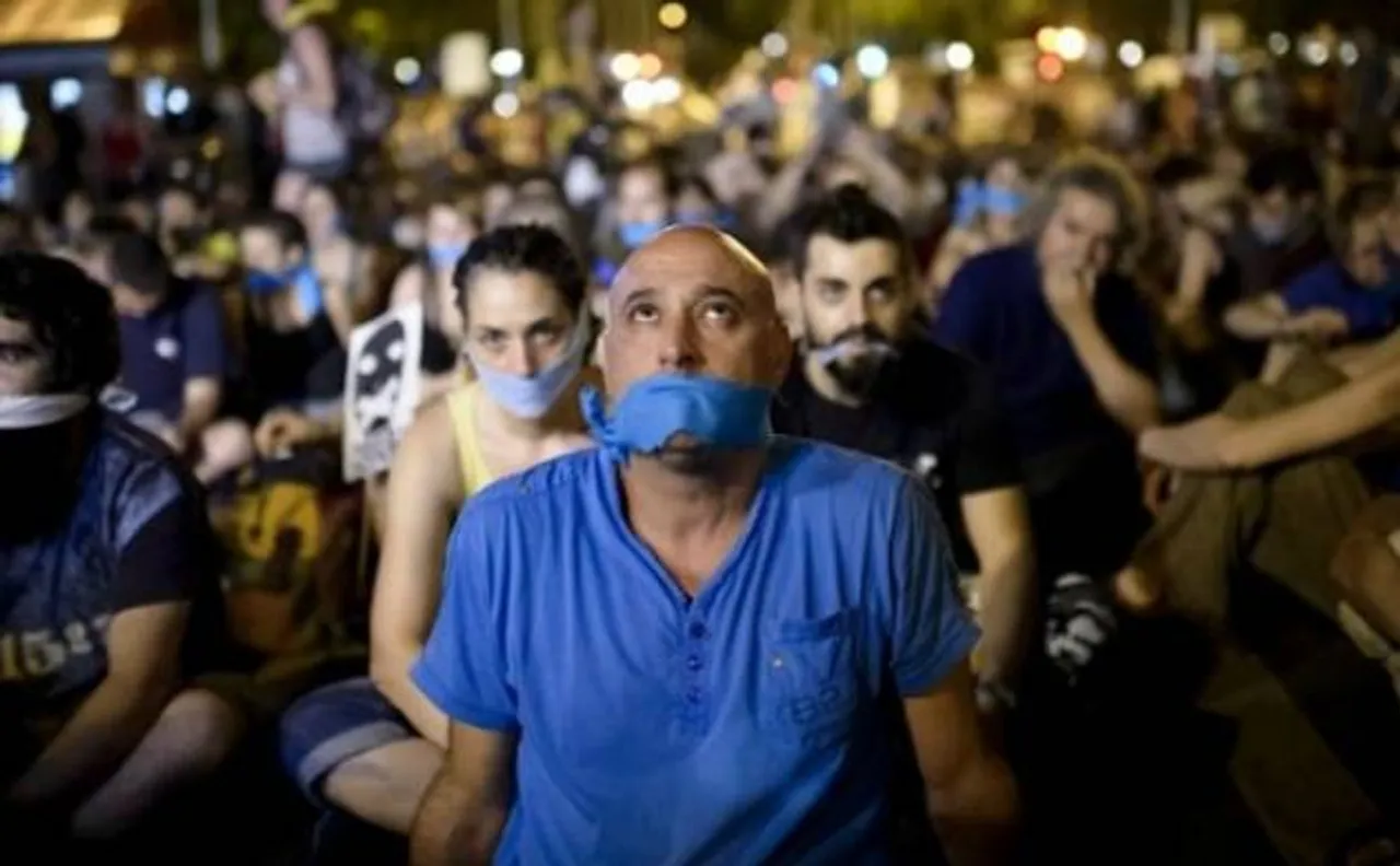 Spain fines journalist over arrest photograph under 'gag law'