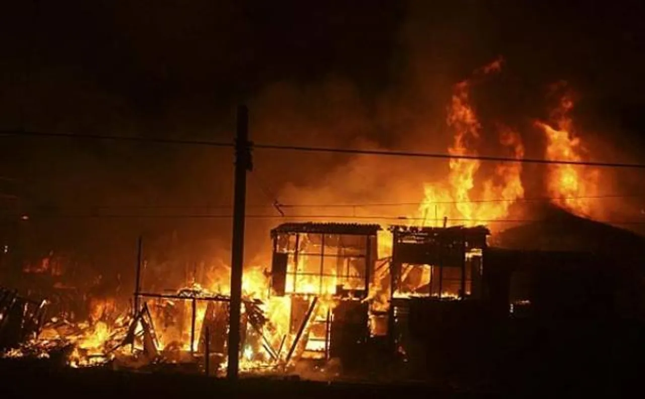Fire breaks out in slum area near Dwarka, more than 25 fire tenders at the spot