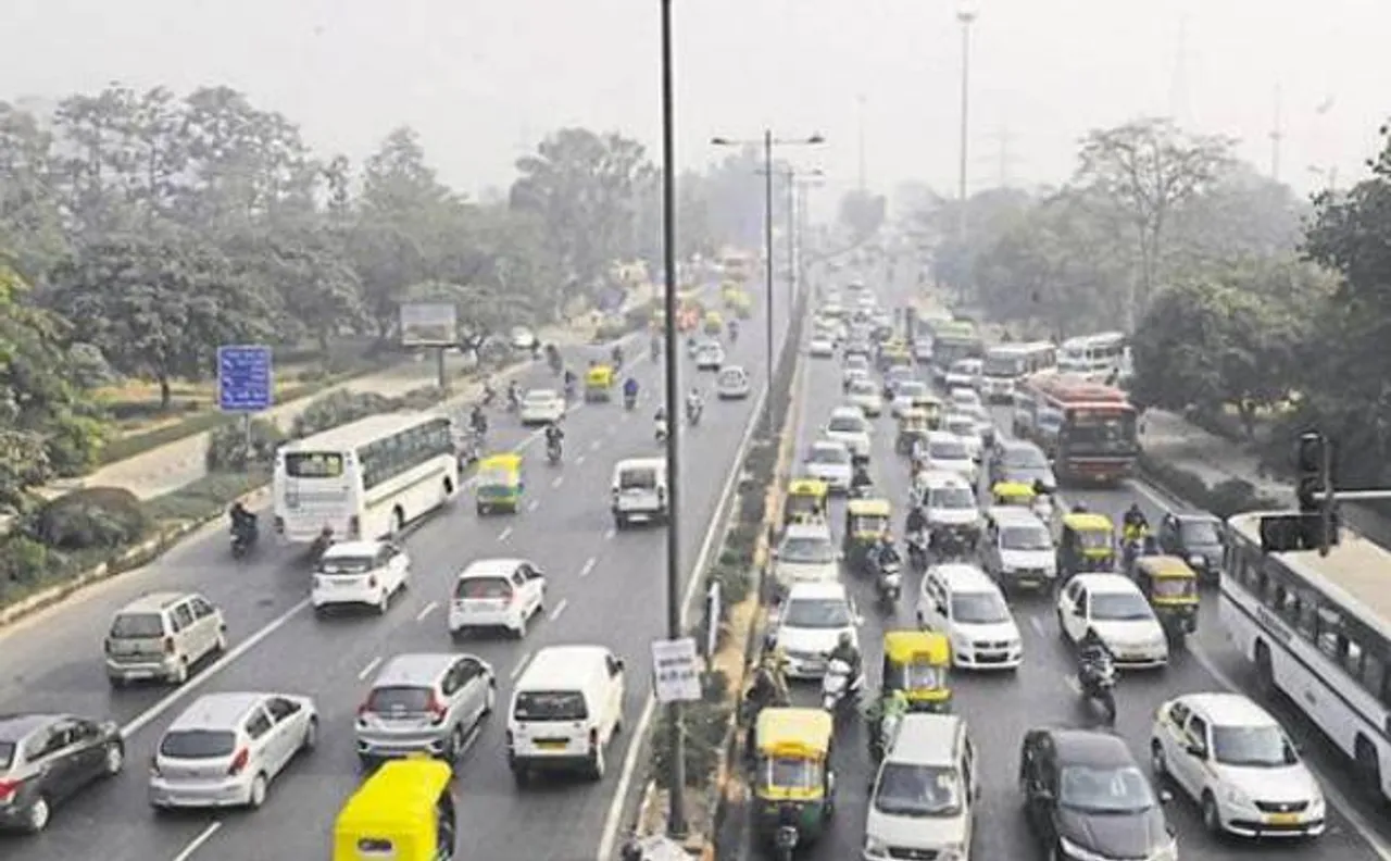 Heavy rush in morning ahead of odd-even scheme, CM Kejriwal joins carpool