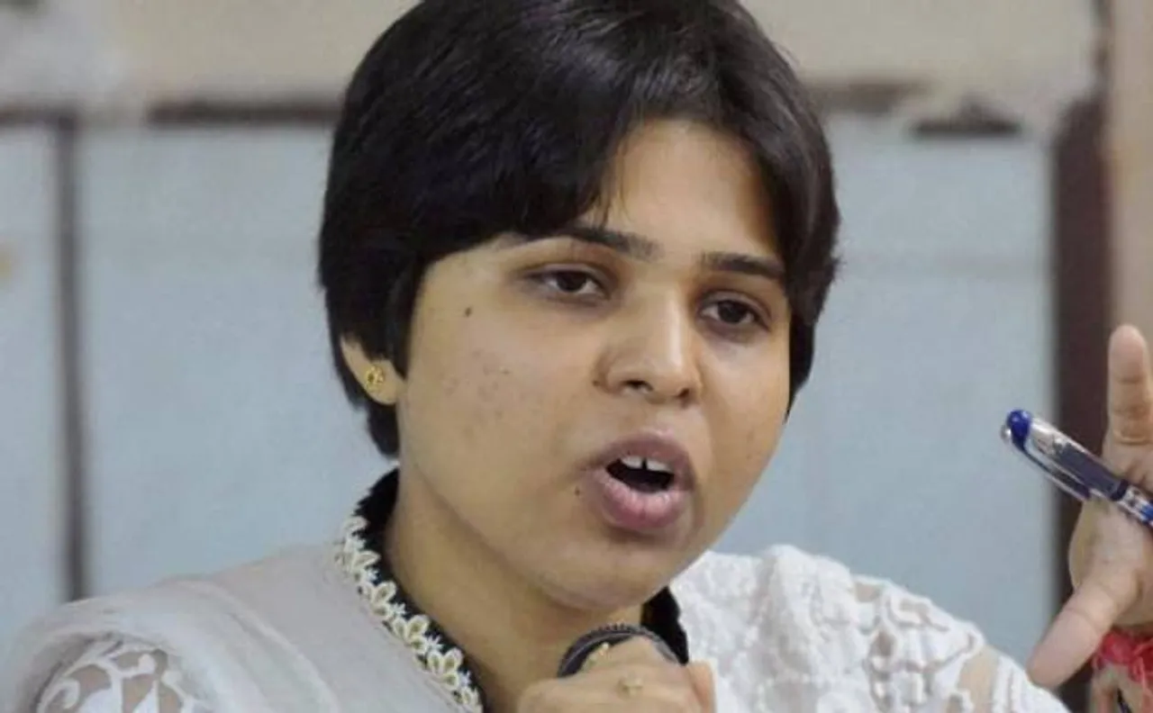 Shiv Sena activist threatens to greet Trupti with 'slippers' if she marches to Haji Ali