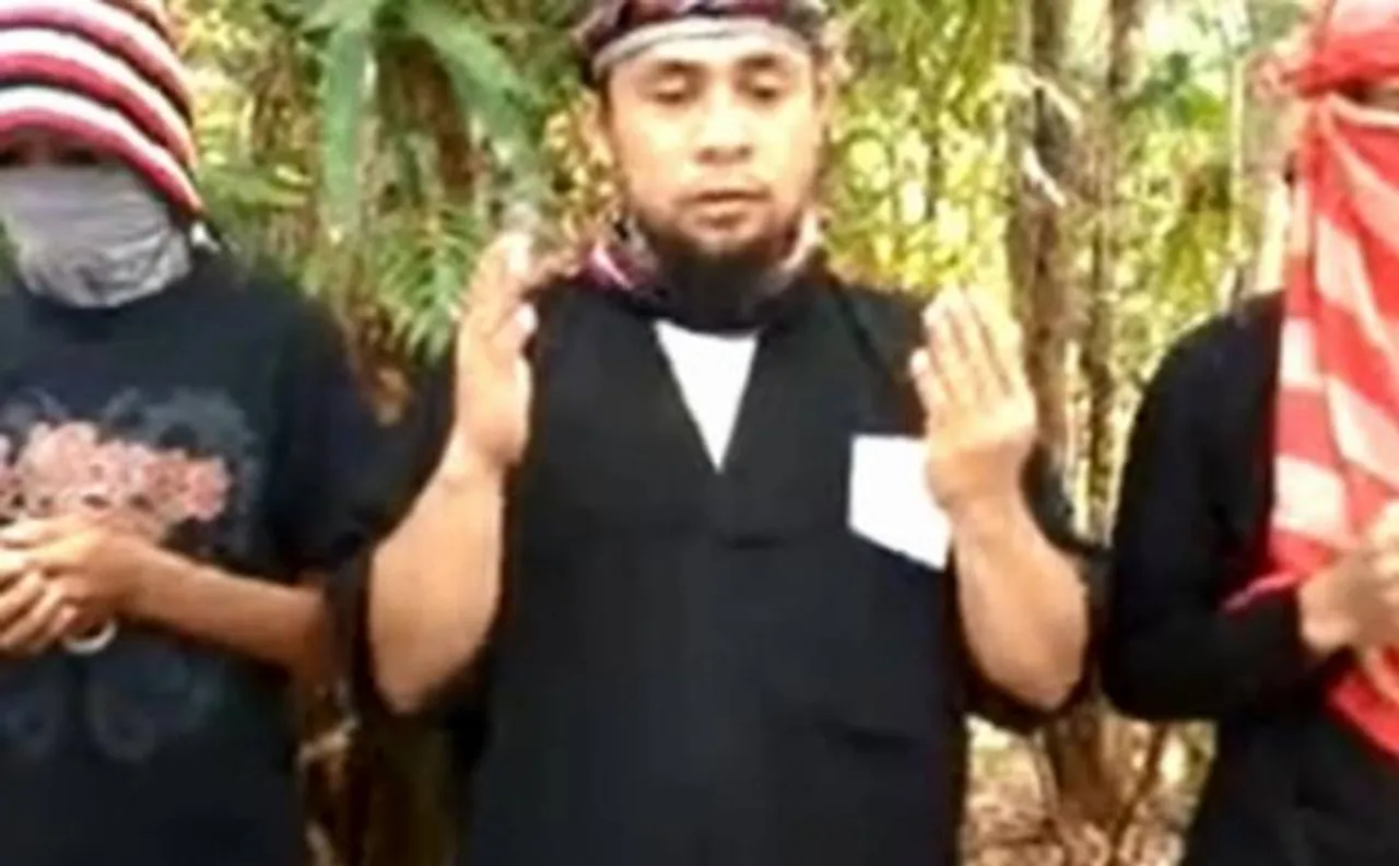 Philippine militants threaten hostages in video warning