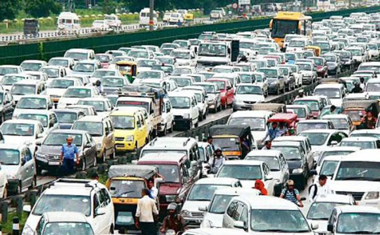 Huge traffic jam in Delhi as taxi drivers protest against ban on diesel vehicles