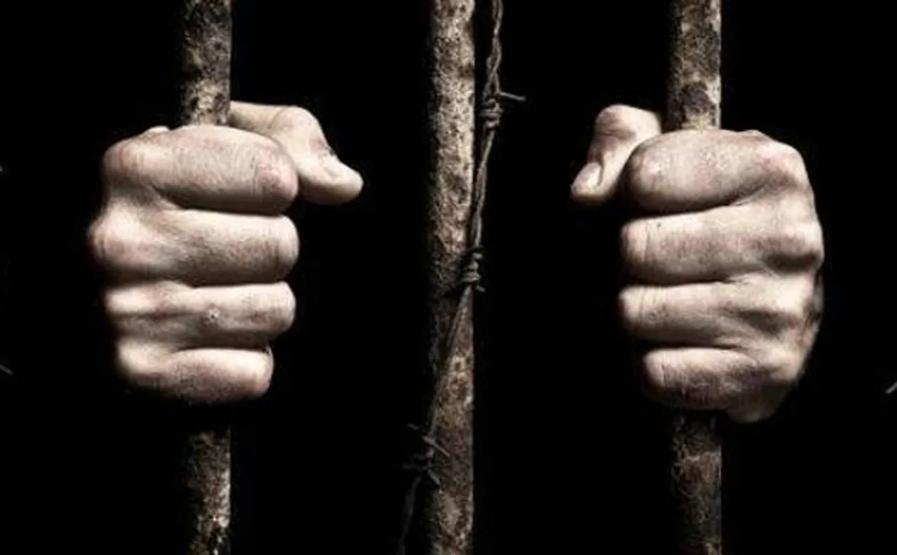 This prisoner is posting pics on Facebook! 