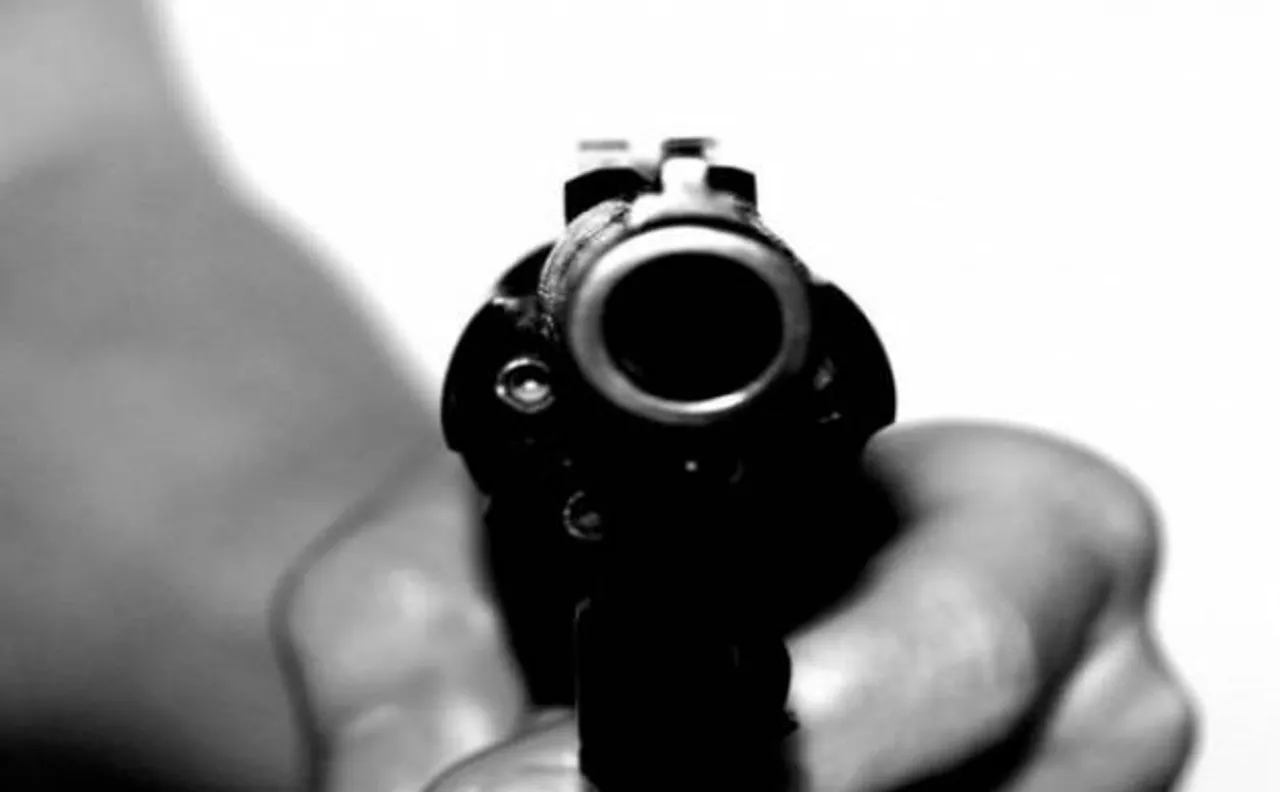 Former armyman allegedly fires on mob, 30-year-old injured