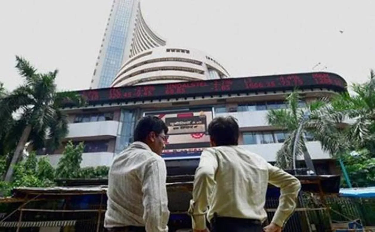 Sensex climbs 326 pts, Nifty regains 7,800-mark in early trade