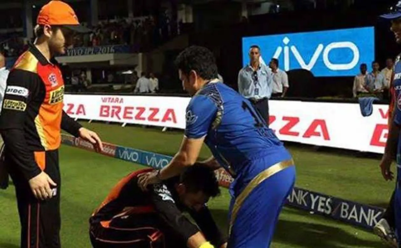 IPL 2016: Yuvraj Singh touches Sachin Tendulkar's feet after vital knock against Mumbai Indians 