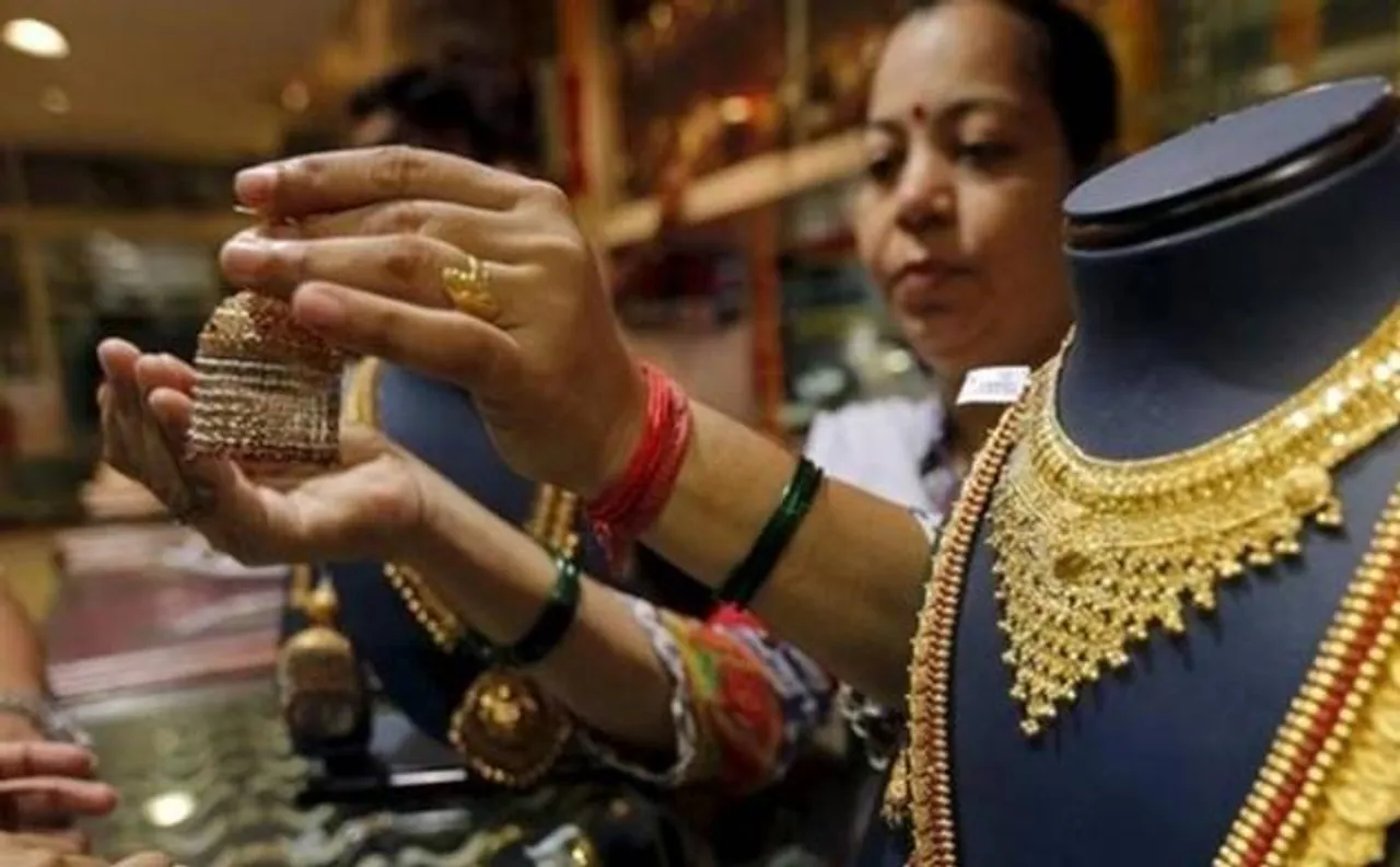 Gold sinks below Rs 30k-mark, silver down by Rs 600
