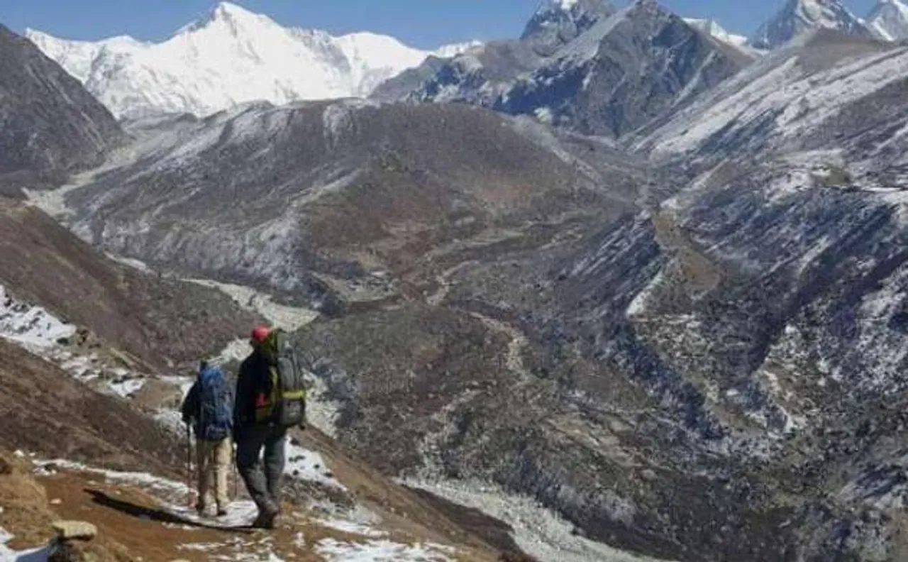 British mountaineers become first foreigners to scale Everest after earthquake