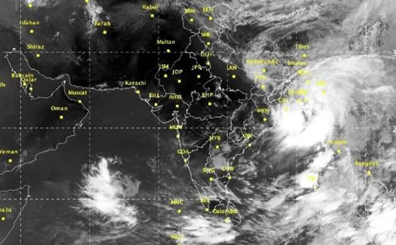 Cyclone Roanu reaches Bangladesh, MeT withdraws WB rain warning