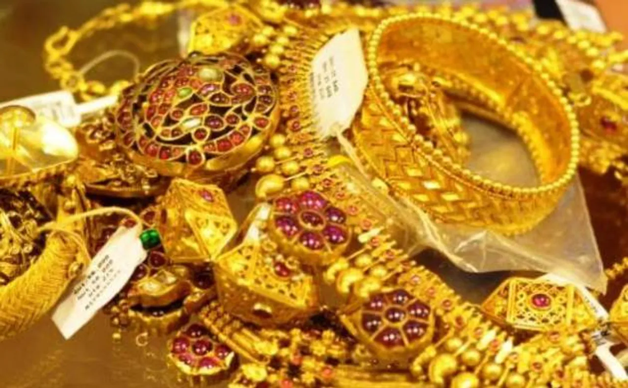 Gold losses sheen, hits 6-week low on global cues