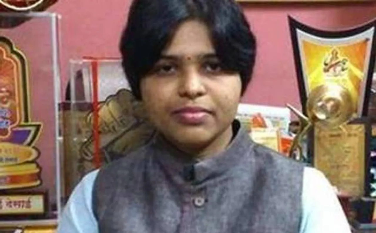 Trupti Desai visits Nashikâ€™s Kapaleshwar temple, offers prayers